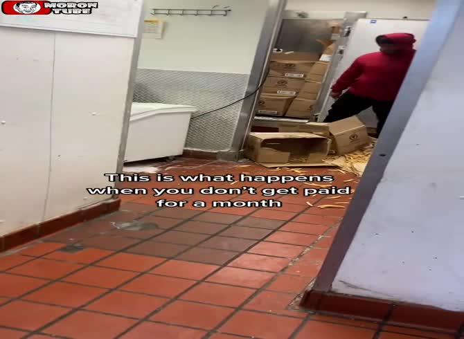 Video :After a month without pay, a Popeyes employee wreaks havoc on a Chicago restaurant